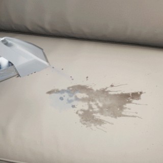 ソファの汚れを拭き取る3Dモデル
