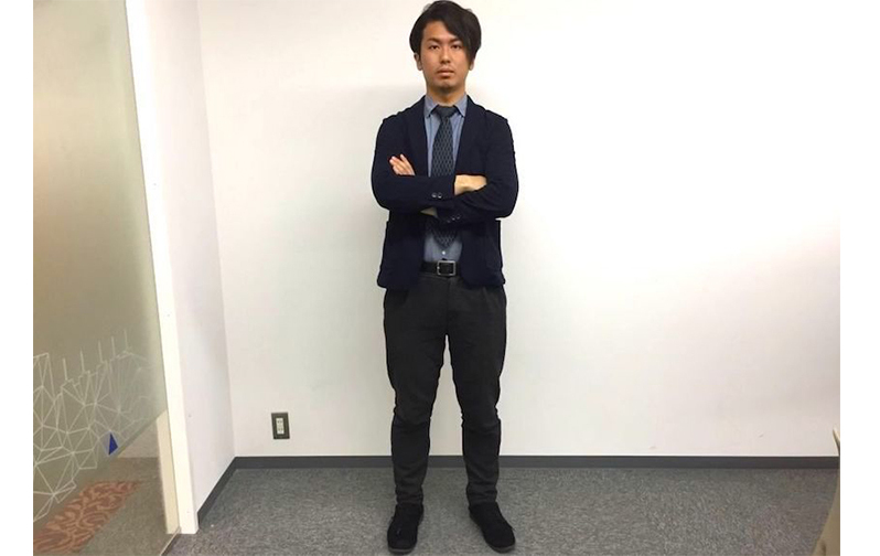腕組みをする山本